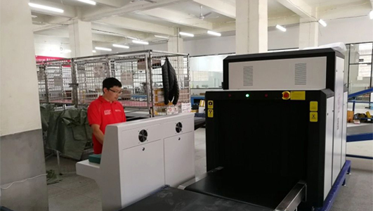 創藝龍安檢機正在檢測物品