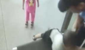 小孩爬在安檢機傳送帶上差點被卷進(jìn)去被安檢員一把拉住